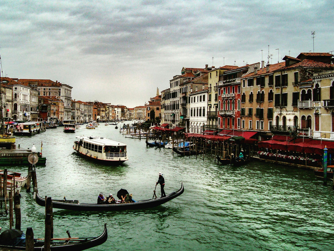 Venedig – Seidentuniken und fließende Eleganz auf dem Wasser