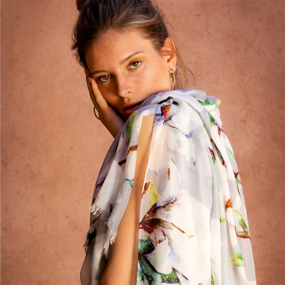 MAGNOLIA CASHMERE SCARF - LIGHT GREY