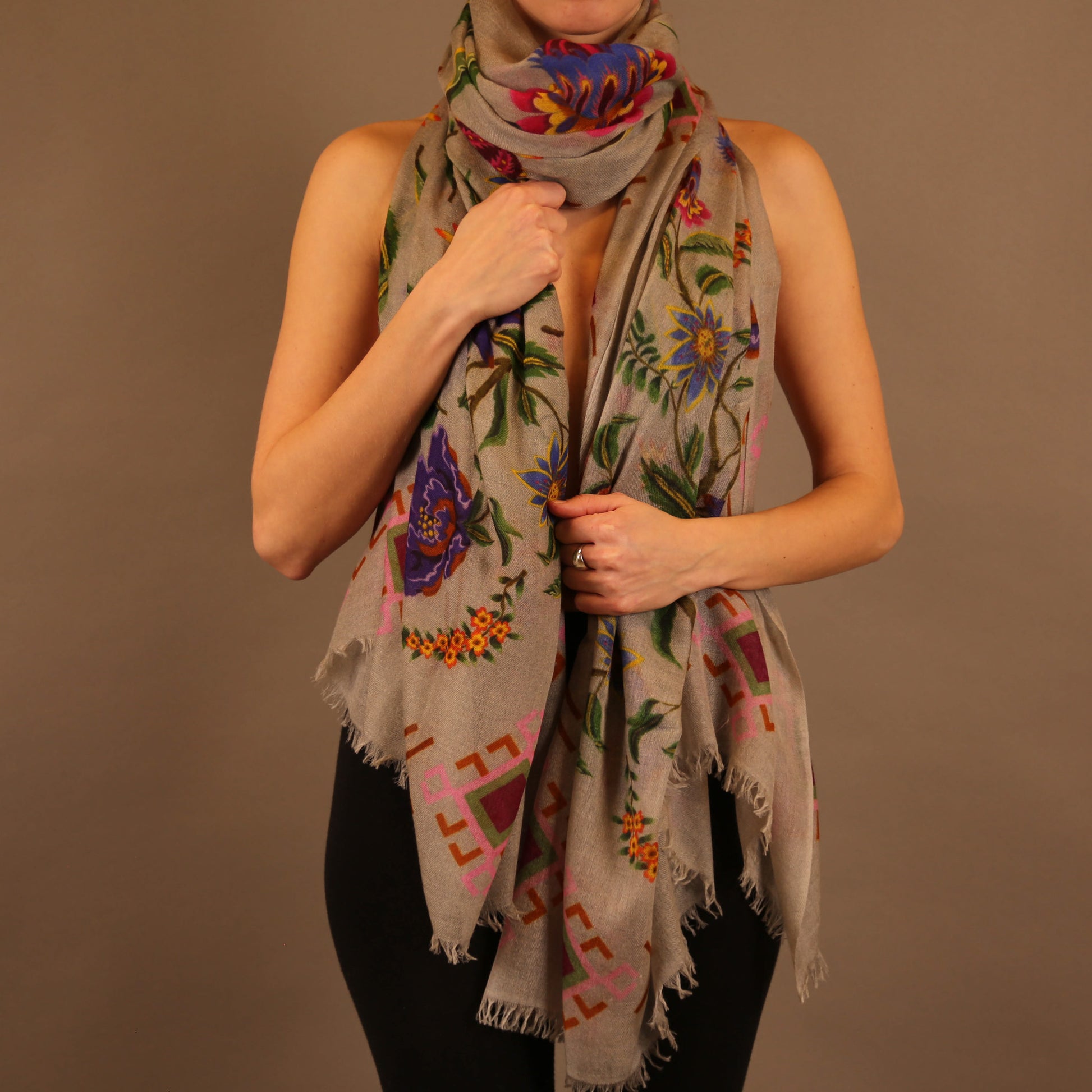 ETHNO FLORAL CASHMERE SCARF