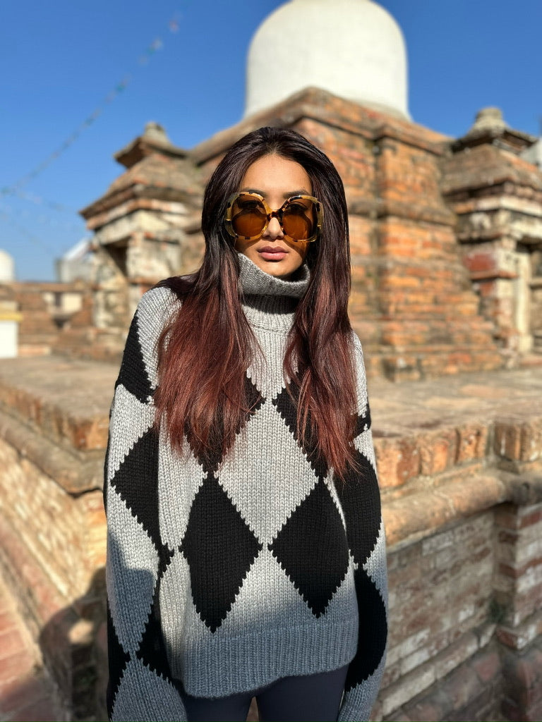 GABRIELLE DIAMOND SWEATER - HUSKY/BLACK