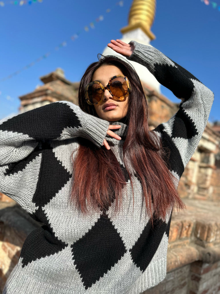 GABRIELLE DIAMOND SWEATER - HUSKY/BLACK