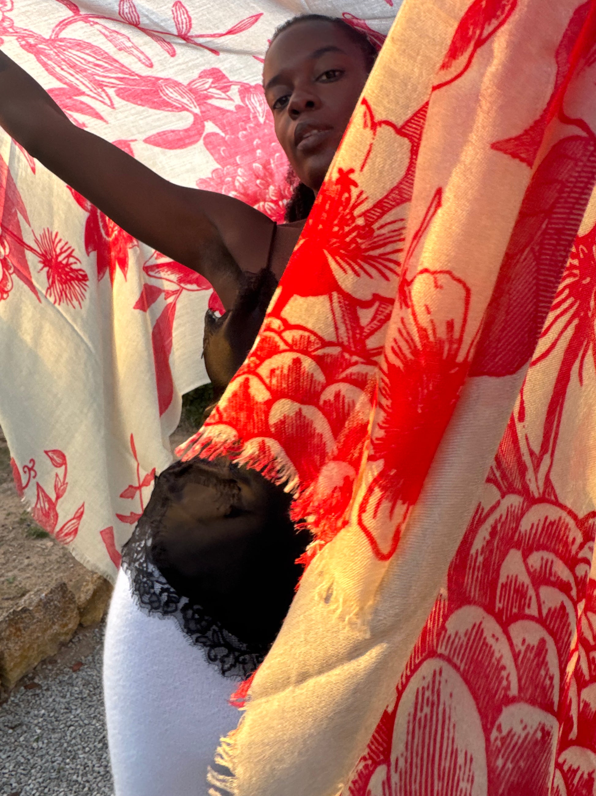 FLOWER EXPLOSION CASHMERE SCARF - CREME/RED