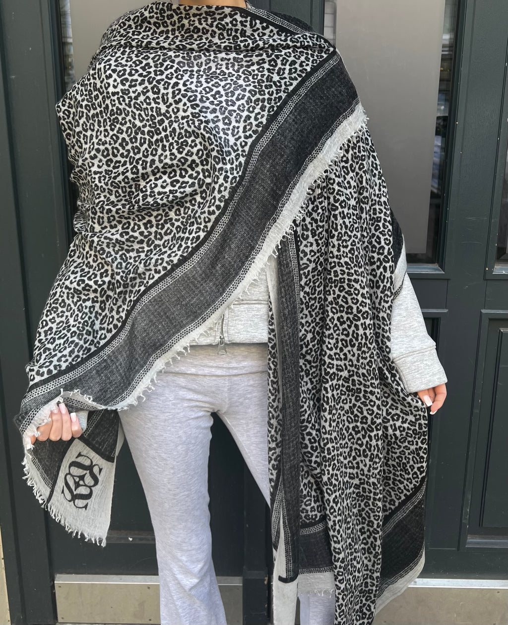 WE LOVE LEO FELTED CASHMERE SCARF - LIGHT GREY