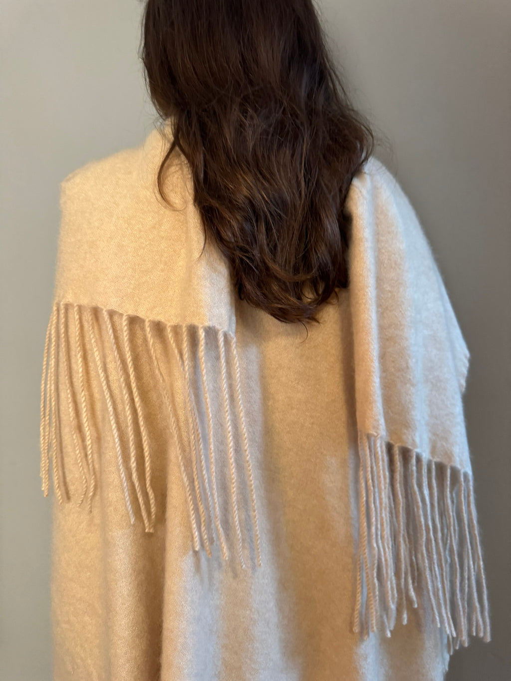 SHARON CAPE WITH FRINGES - BEIGE
