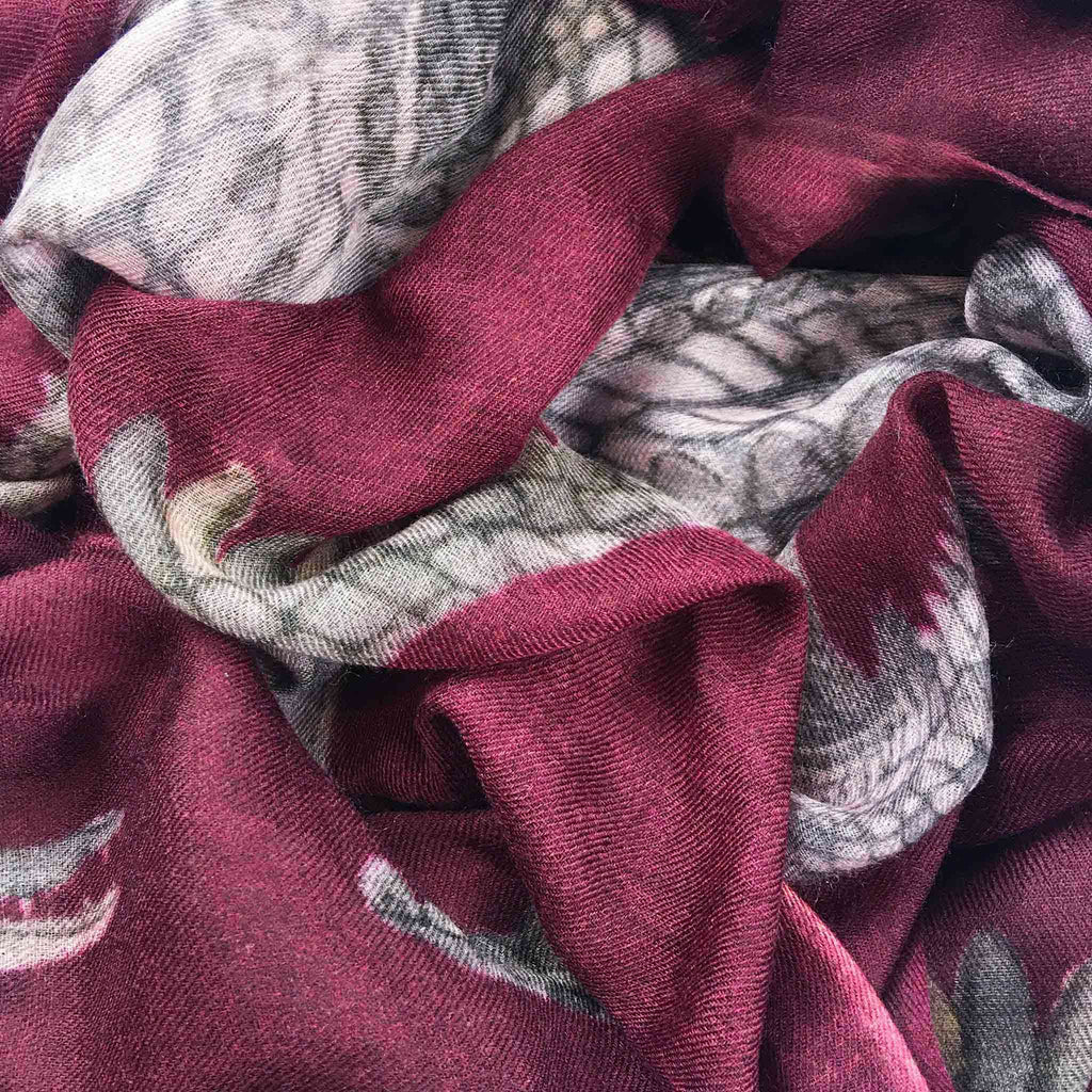 CROCODILE CASHMERE SCARF - BORDEAUX