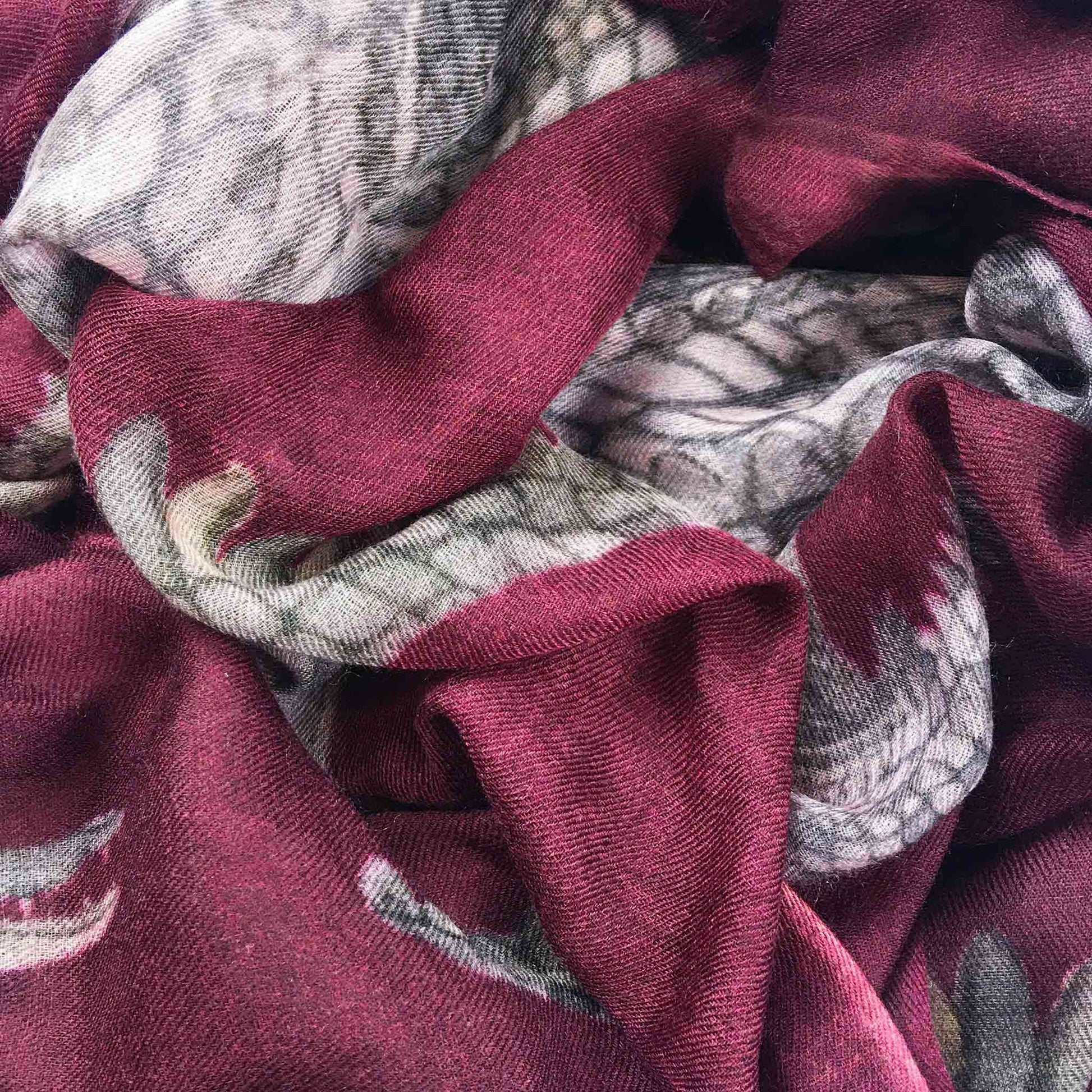CROCODILE CASHMERE SCARF - BORDEAUX